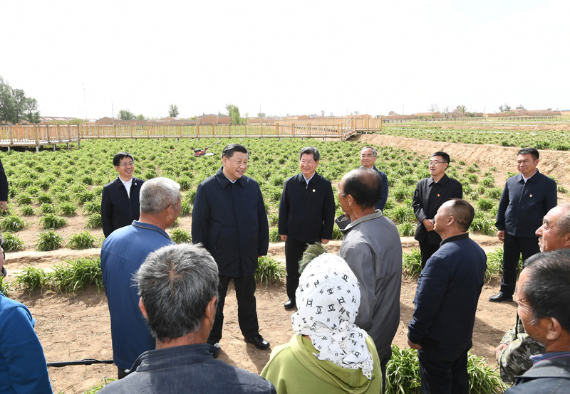 5月11日至12日，中共中央总书记、国家主席、中央军委主席习近平在山西考察。这是5月11日下午，习近平在大同市云州区有机黄花标准化种植基地，同正在劳作的村民们亲切交谈。新华社记者 谢环驰 摄